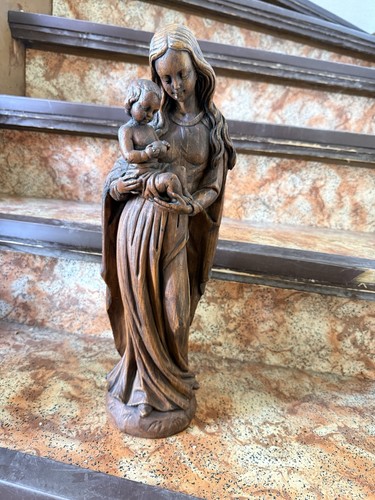 Geschnitzte madonna mit kind - geschnitzte,