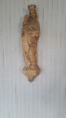 Geschnitzte madonna mit kind - mit,