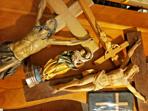 Jesuskreuz und madonnafigur - jesuskreuz,