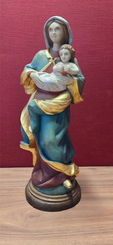 Geschnitzte mutter gottes mit - gottes,